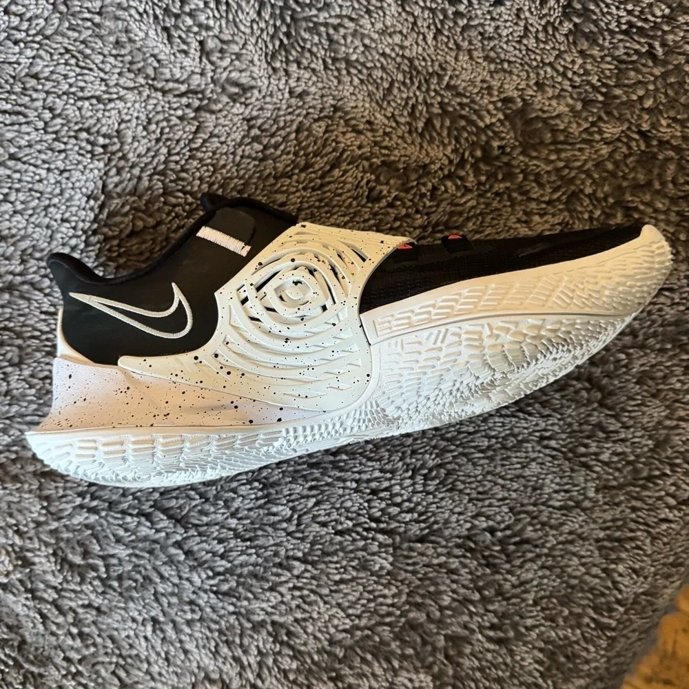 NIKE Men’s Kyrie Low 3 Shoes